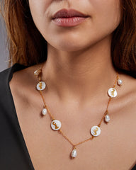 FOUR FLAT SEASHELLS NECKLACE WITH PEARLS