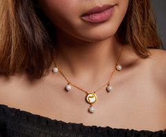 LETTER CIRCLE SEASHELL NECKLACE WITH PEARLS