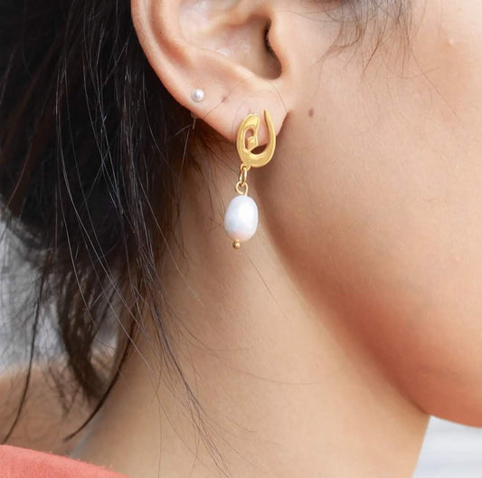 PEARL EARRINGS WITH LETTER