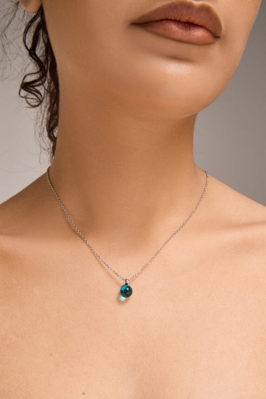 Blue bead pendant necklace